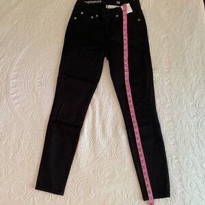 NWT: 8" stretchy toothpick jean in true black, size 26